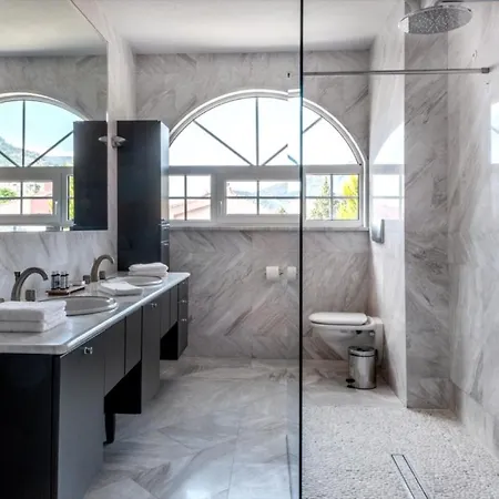 The Manor * PalaiónTsiflíkion