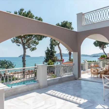 The Manor * Palaiontsiflikion