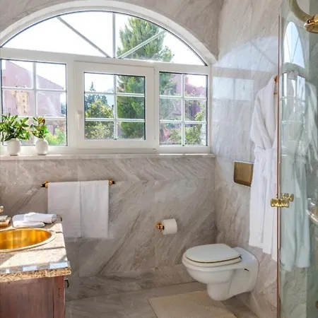 The Manor * Palaiontsiflikion